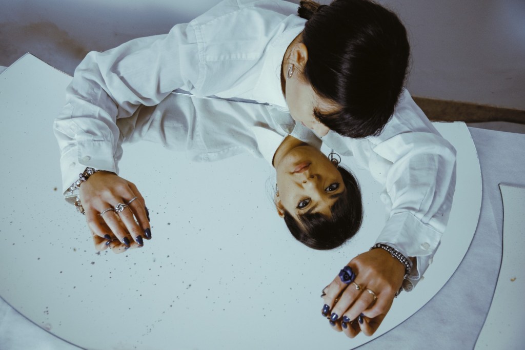 Intervista – Osservare, scrivere, cantare:&nbsp;Velia