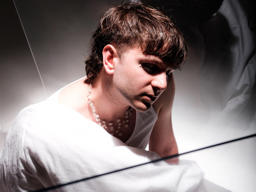 “città di vetro” è il primo ep in italiano di fil&nbsp;ricchiardi