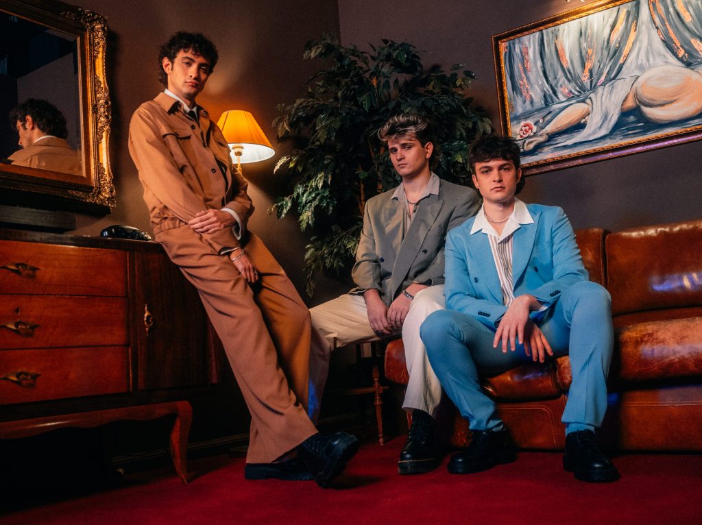 COSMONAUTI BORGHESI: dopo l’esperienza di Sanremo Giovani, ritornano oggi con “ROMA/FCO”, il nuovo&nbsp;singolo