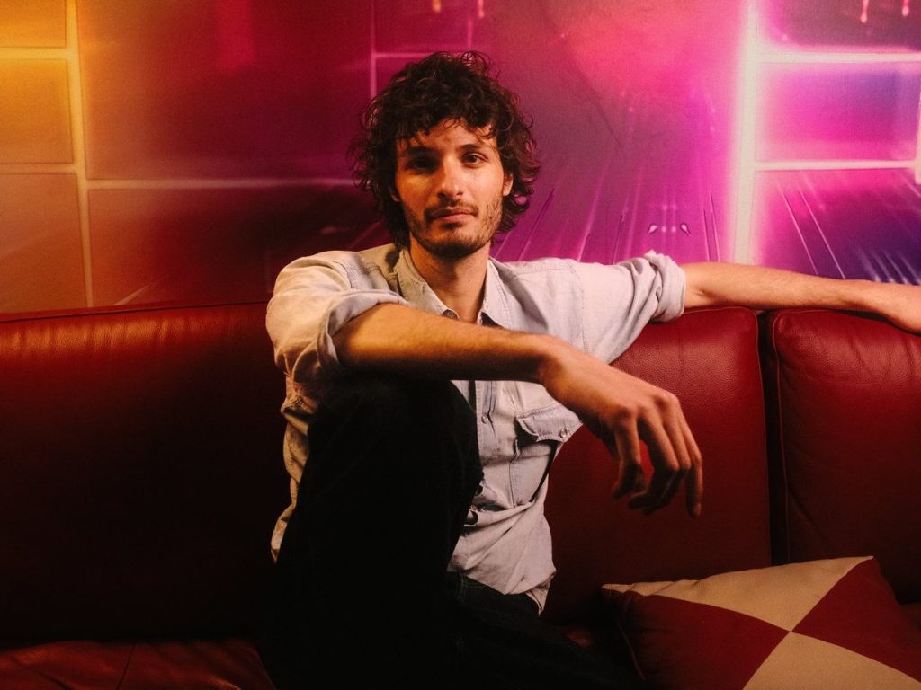 GIOVANNI TOSCANO: fuori il nuovo singolo “DRAMMA ITALIANO”, presente all’interno della pellicola “Un altro piccolo favore” 