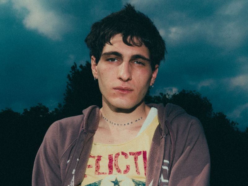 Ëgo torna con il doppio singolo “La gente che salta” e “Popstar”