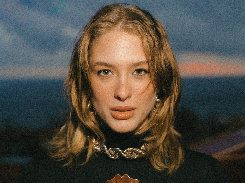 Alessandra Tumolillo: “Te voglio bene assaje” è il nuovo singolo estratto da “Postcards From&nbsp;Naples”