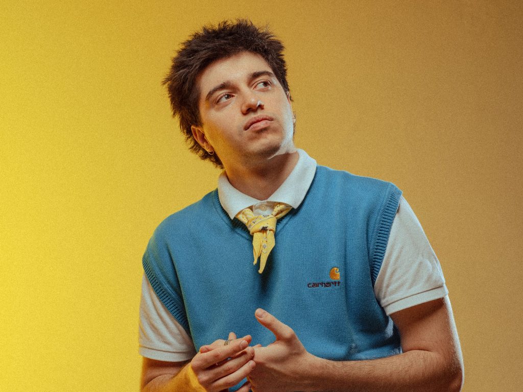 Alessandro torna con il nuovo singolo “Calma”