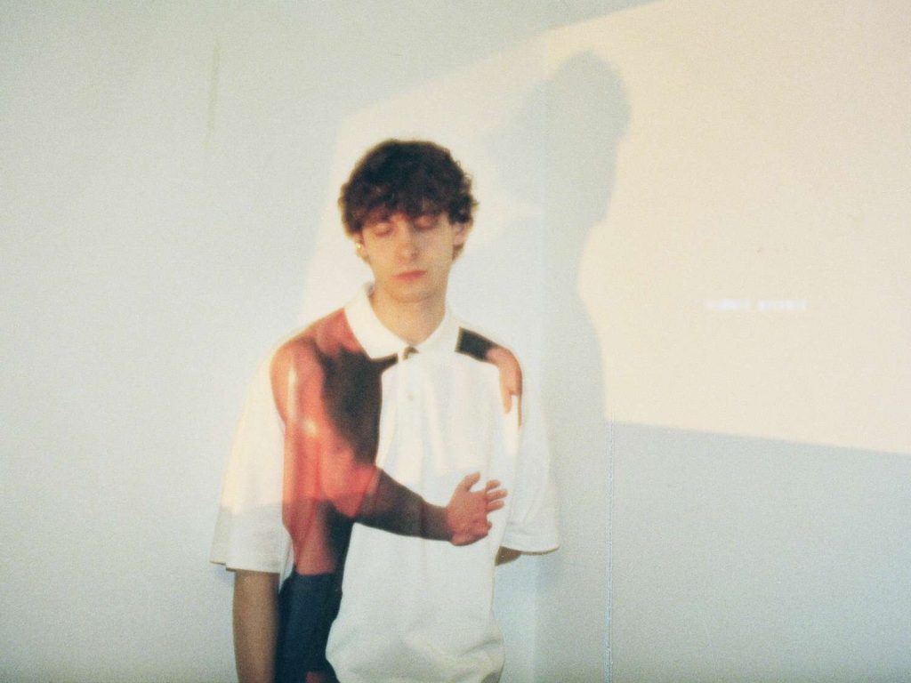 THAEO: dopo l’EP di esordio, pubblica il suo nuovo singolo “Campo di&nbsp;papaveri”