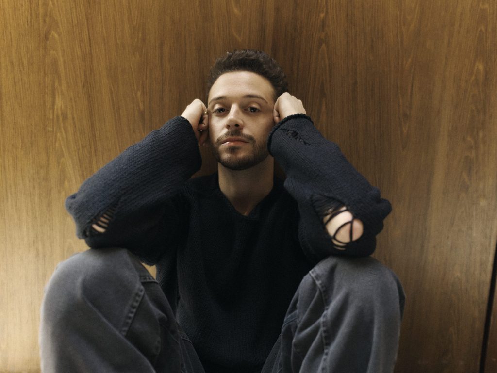 RUGGERO: “Notti italiane”, il suo primo singolo in&nbsp;italiano