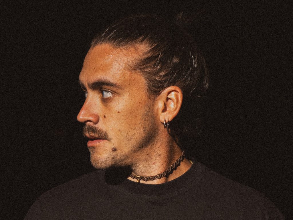 Nico Arezzo torna con il nuovo singolo “Da Dio”