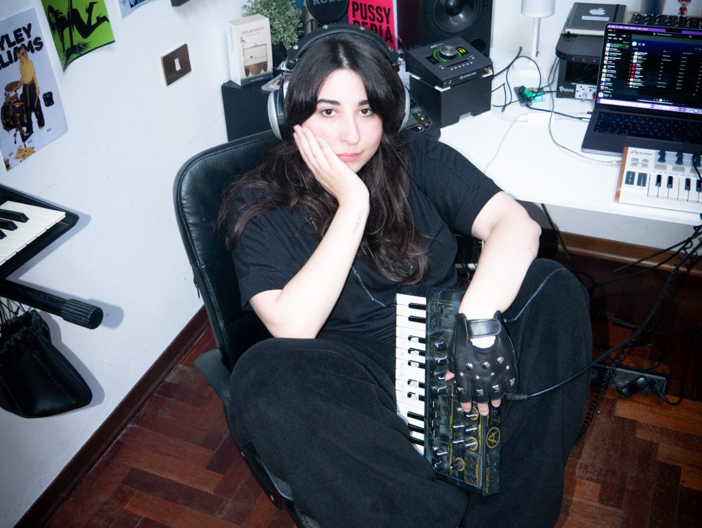 BHADMARI: “hola mari” è il suo secondo&nbsp;EP