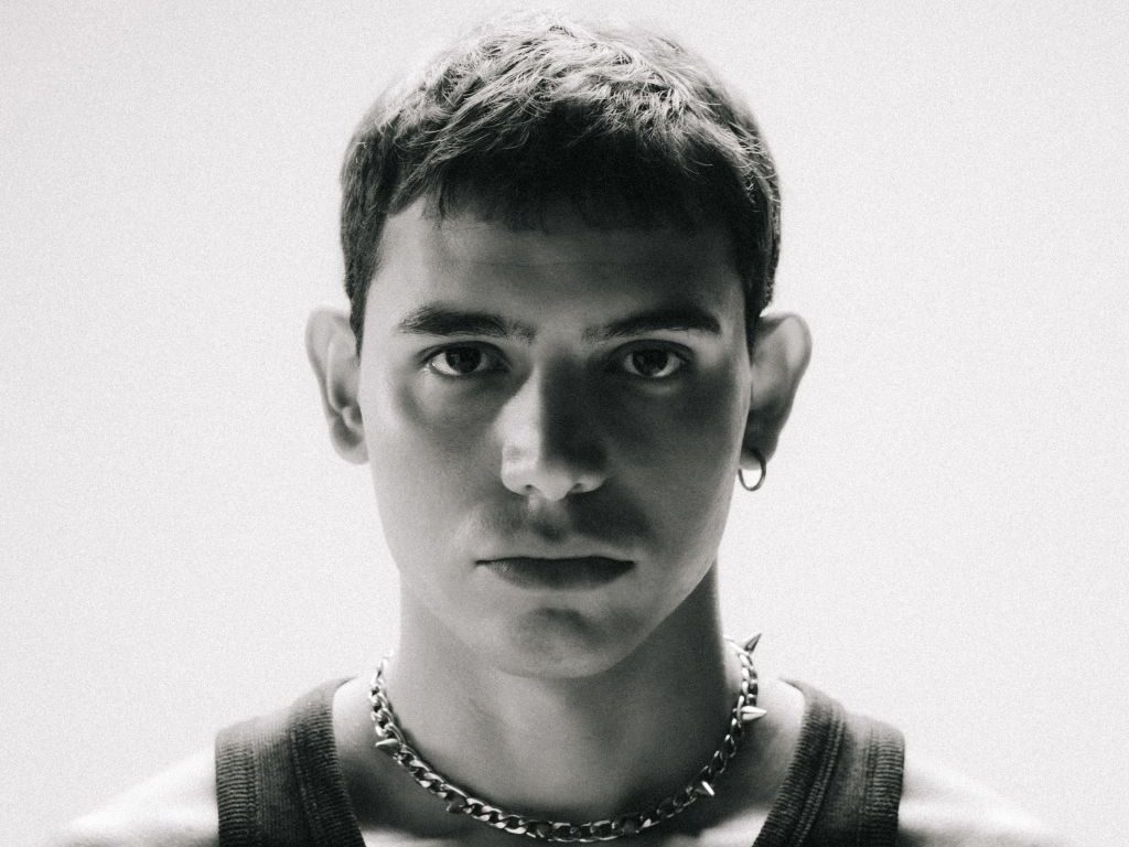 eroCaddeo: “punto”, la sensazione di restare sospesi, di non riuscire mai a chiudere davvero una frase, una storia, un&nbsp;capitolo