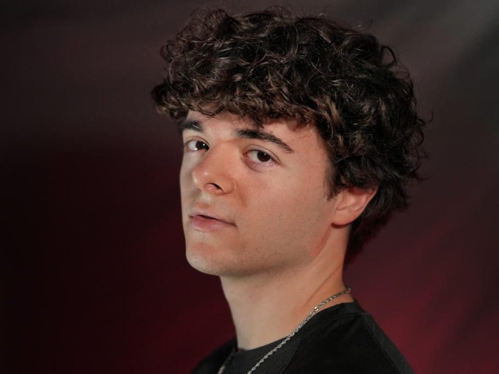 Lorenz Simonetti torna con il nuovo singolo “UNA VITA&nbsp;ANCORA”