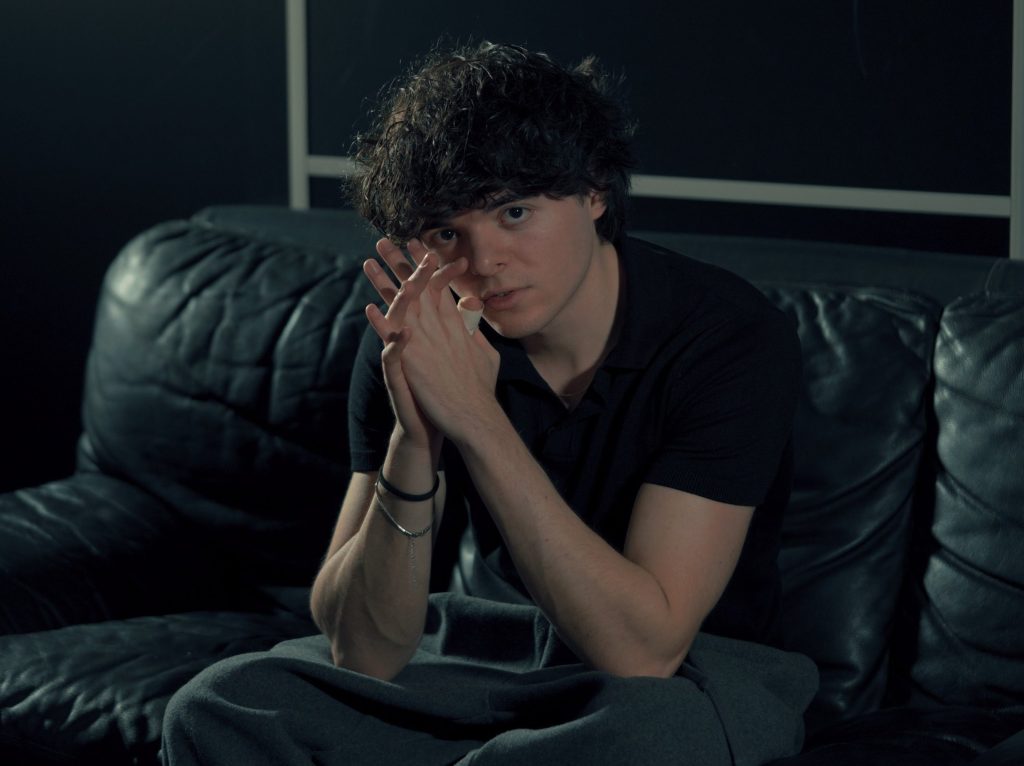 Lorenz Simonetti torna con il nuovo singolo “SE TE NE&nbsp;VAI”