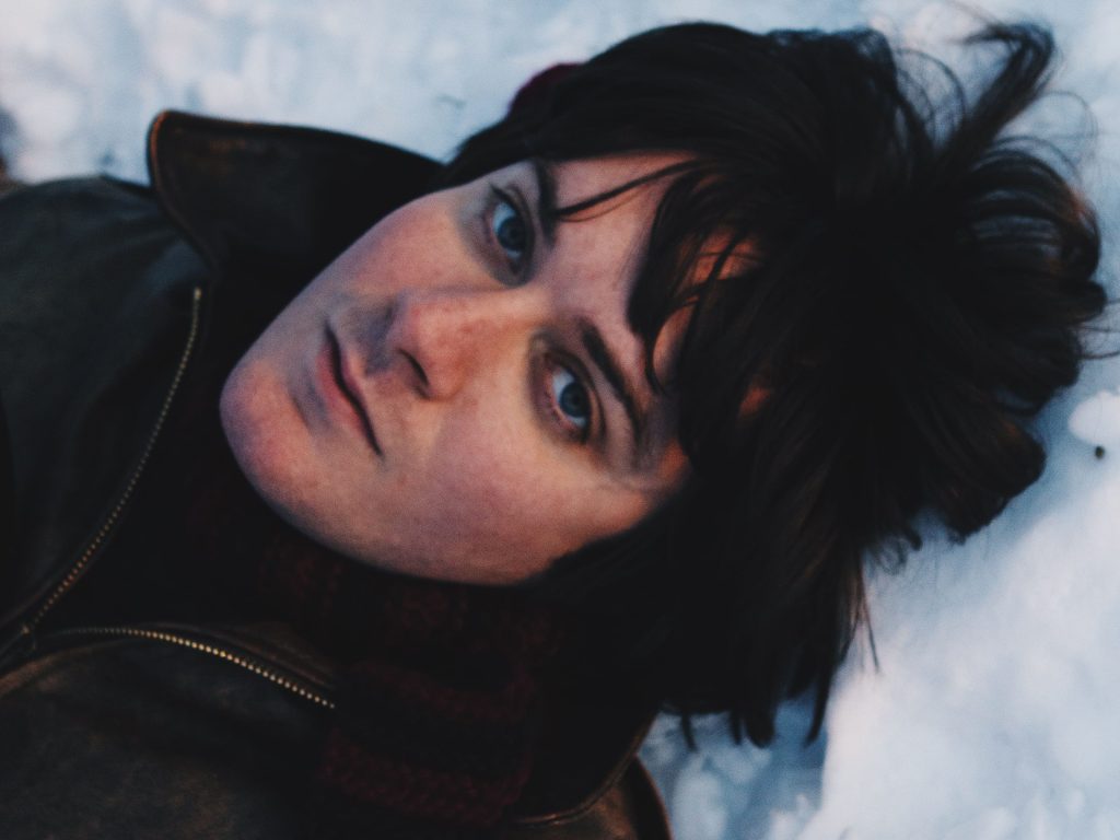 Matteo Alieno torna con “Spalle”, il nuovo singolo 