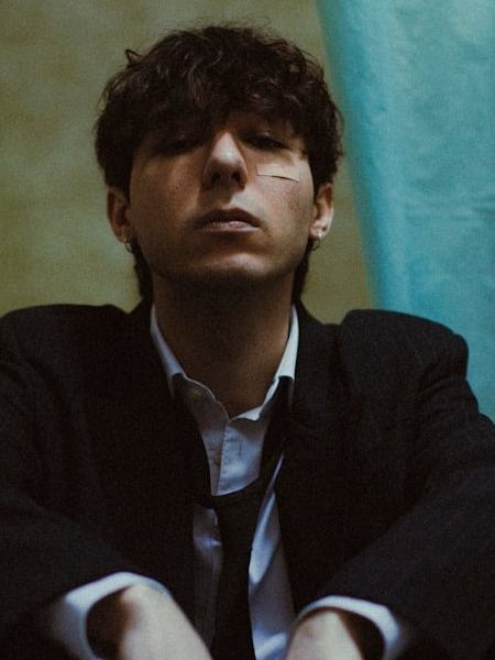 Intervista – REY: il dialogo tra musica e&nbsp;parole