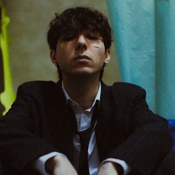 Intervista – REY: il dialogo tra musica e&nbsp;parole