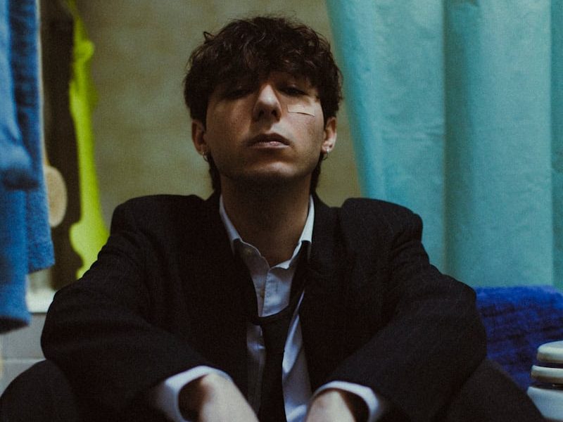 Intervista – REY: il dialogo tra musica e&nbsp;parole