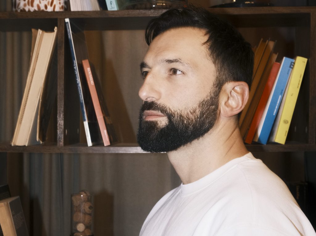 Riccardo Inge torna con il brano “IL&nbsp;TOSSICO”